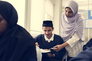 çeşitli Müslüman çocukların sınıfta eğitim