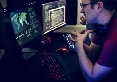 bilgisayar programı üzerinde çalışan programcılar