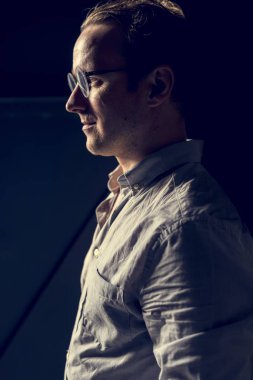 Beyaz adam gözlüklü, yüz portre yan görünüm 