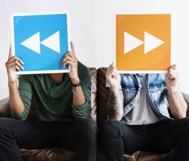 insan yüzleri ile kitle iletişim araçları kapsayan düğmeler simgeler oynuyor 