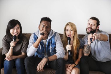 Bir karaoke şarkı arkadaşlar