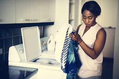 Afrikalı kadın Çamaşırhane yapıyor