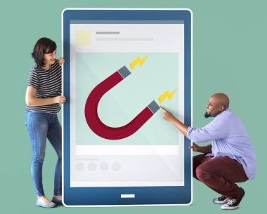 Beyaz kadın ve Afrika adam mockup illüstrasyon mıknatıs ile dijital tablet holding