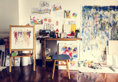 Sanatçı sanat işyerinde