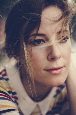 Genç kafkas kadın rahatlatıcı dışarıda