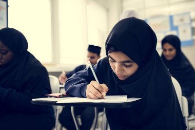 Müslüman çocukların sınıfta eğitim