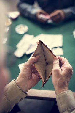 Boş cüzdan kartları Herkesdaire oluşturacak şekilde holding eller