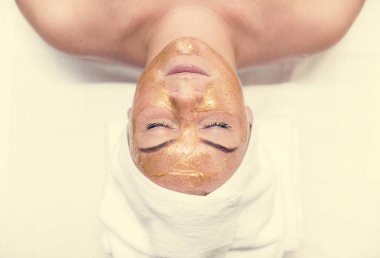 Kadın maskesi spa salon de elde 