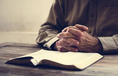 İncil'de Hıristiyanlık din dua eller