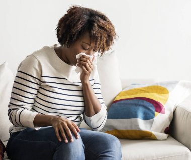 Woamn hasta evde kanepede