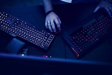 bilgisayar klavyeleri çalışan kadın