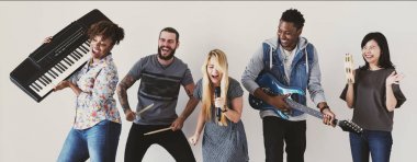 şarkı gitar, klavye ve ROM sopa ile oynarken müzik grubu 