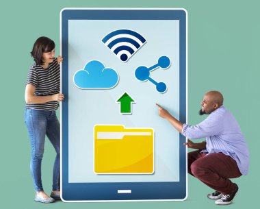 Beyaz kadın ve Afrika adam mockup resimde bulut ağ ile dijital tablet holding