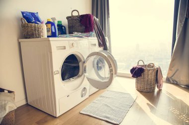 Evde pencere yakınındaki çamaşır makinesi 
