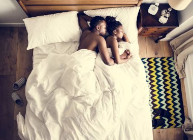 Afrika kökenli çift snuggling ve sarılma yatakta uyuyan