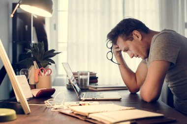 Dizüstü bilgisayarda çalışırken vurguladı adam