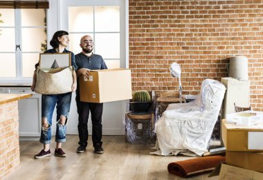 Çift yeni eve taşınıyor.