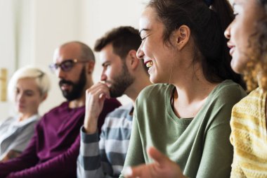 Grup birlikte konuşurken çeşitli insan