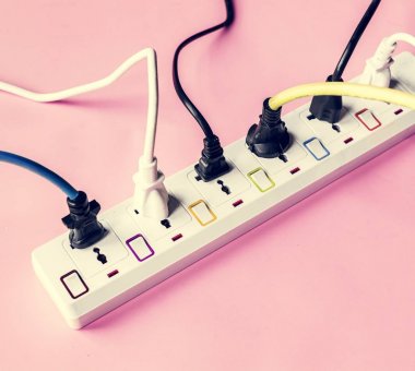 Fulled elektrik güç kaynağı plug-pembe arka plan
