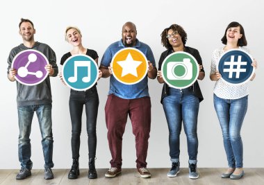 Sosyal medya simgeleri olan insanlar 