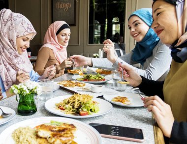 Mutluluk ile birlikte yemek islam kadın arkadaşlar 