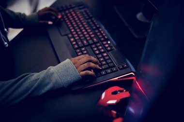 programlama ve bilgisayar klavye üzerinde kodlama kadın