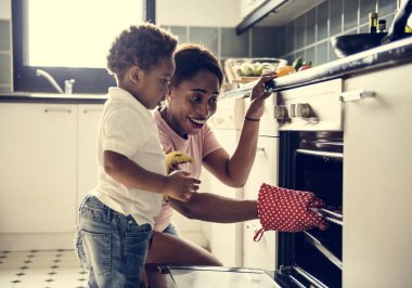 Afrikalı Çocuk yardım anne mutfakta kurabiye
