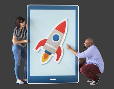 Beyaz kadın ve Afrika adam mockup illüstrasyon roket ile dijital tablet holding 