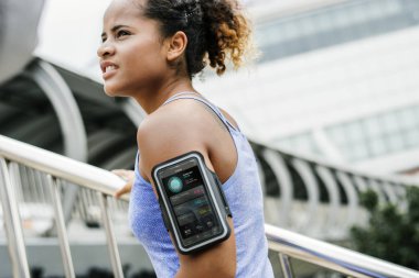 Teknoloji kullanırken egzersiz sağlıklı kadın