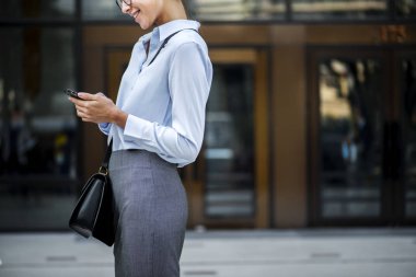 Telefonunuzun ve neşeli bir kadın