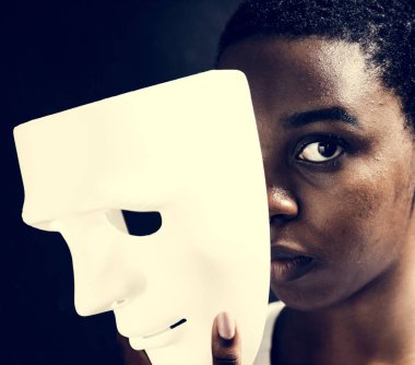 Afrikalı kadın holding beyaz maske