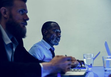 ofiste iş toplantısı sırasında çok kültürlü işadamları yan görünüm