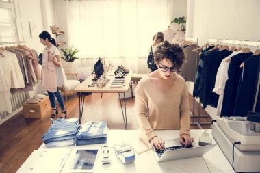 Müşteriler dükkanı kontrol