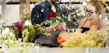 Çiçekçi Çiçek buketi birlikte yapma