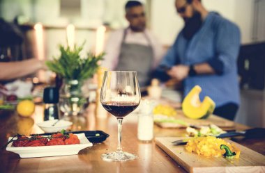 arkadaşlar mutfakta yemek