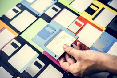 Disket sürücüsü veri depolama tutan el