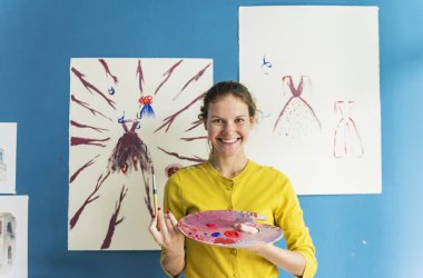 Genç sanatçı creaiting bir sanat eseri