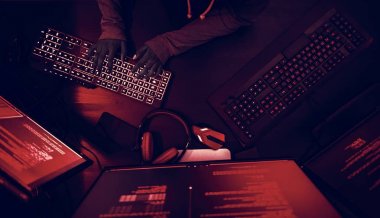 klavye kırmızı odada yazarak hacker üstten görünüm