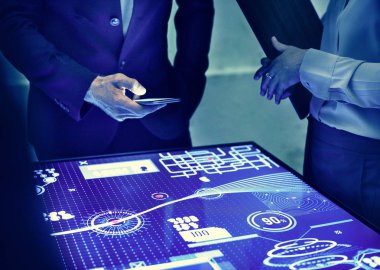Teknoloji toplantıda Smartphone kullanarak el holding