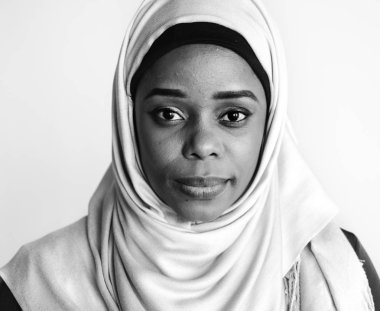 Kameraya bakarak islam kadın portre 