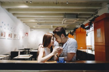 güzel çift birlikte iyi vakit geçiriyor