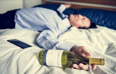 Yatakta dışarı geçen sarhoş bir iş adamı