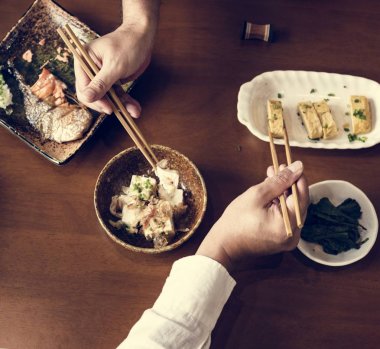 Japon yemekleri masada ayarla