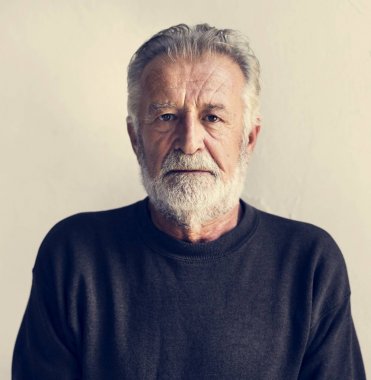 Düşünceli yüz ifadesi ile yaşlı beyaz adamın protrait