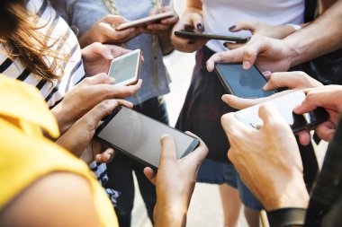 Genç Yetişkin arkadaşlar akıllı telefonlar birlikte kullanarak açık havada Gençlik Kültür kavramı
