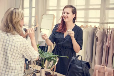 Müşteriler dükkanı kontrol