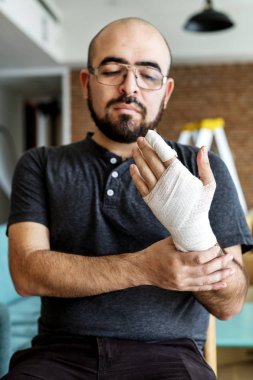 yaralı adam el evde 