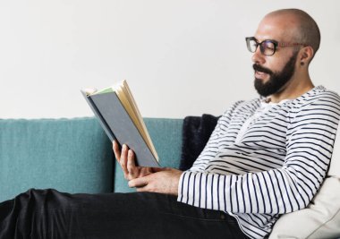 İnsanın kitap okuduğu yakın plan.