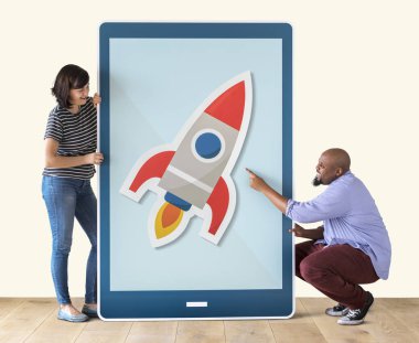 Beyaz kadın ve Afrika adam mockup illüstrasyon roket ile dijital tablet holding 