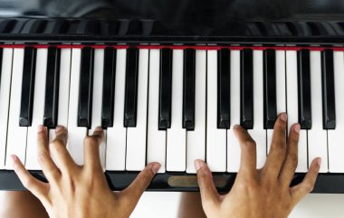 Bir piyano çalan kadın